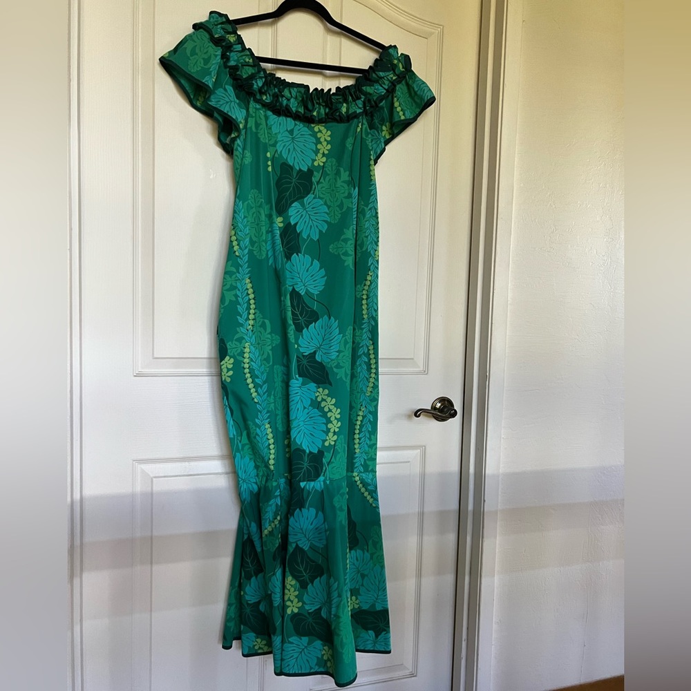 COMING SOON Aqua-green off-the-shoulder Carol Bennett muʻumuʻu (M) - Picture 4 of 8
